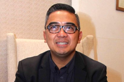 Isak Tangis Iringi Prosesi Pemakaman Anak Pertama Farhan