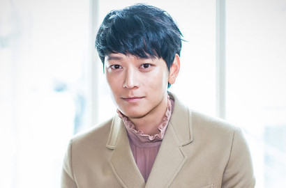 Jadi Penipu Ulung, Intip Gaya Kang Dong Won di Poster 'A Violent Prosecutor'