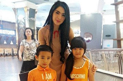 Lama 'Menghilang', Angel Karamoy Akhirnya Unggah Video Main Bareng Anak