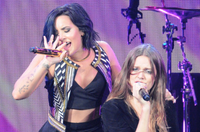 Demi Lovato Gandeng Tove Lo Bawakan 'Cool for the Summer' di Jingle Ball
