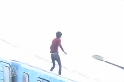 Bak Adegan Film, Video Ini Rekam Aksi Pria Locat dari Atap Kereta