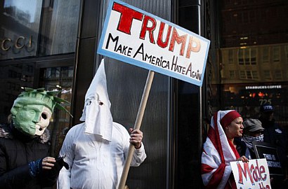 Tolak Donald Trump, Puluhan Umat Muslim AS Sholat di Depan Trump Tower