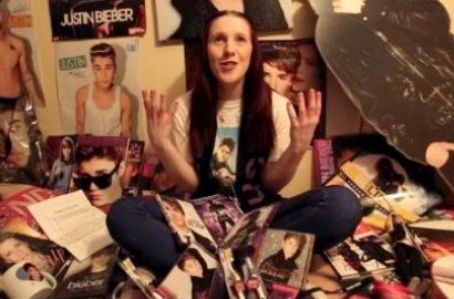 Astaga, Gadis Ini 'Nikah' dan Tidur dengan Patung Kertas Justin Bieber