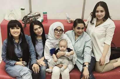 Hari Ibu, Angel Karamoy Nangis Curhat Kangen Anak di 'Pesbukers'