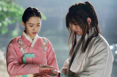 Beradegan Ciuman Bareng Yoo Seung Ho di Film 'Joseon Magician', Ini Kata Go Ara
