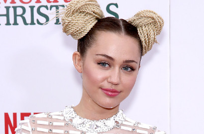 Gak Vulgar Lagi, Miley Cyrus Malah Mellow di Bocoran 'Sad Christmas Song'