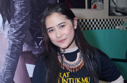 Prilly Latuconsina Pamer Kaki Mulus di Teaser Poster 'Surat Untukmu'