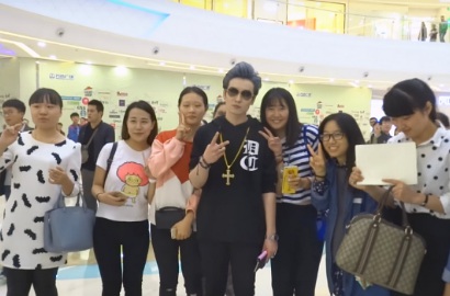 Intip Reaksi Orang Tiongkok di Mal Saat Bertemu 'Artis Korea' Palsu Ini