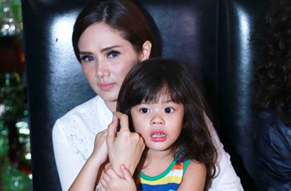 Rayakan Hari Ibu, Mulan dan Safeea Tampil Cantik Ala Princess