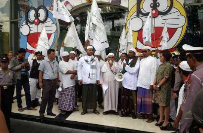 Dianggap Murtad, FPI Tuntut Mal Tak Paksa Pegawainya Pakai Atribut Natal