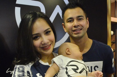 Unggah Foto Bareng Rafathar, Netter Kritik Kamar Raffi-Nagita Berantakan