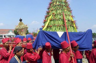 Rayakan Maulid Nabi, Gunungan di Keraton Jogja dan Solo Jadi Rebutan