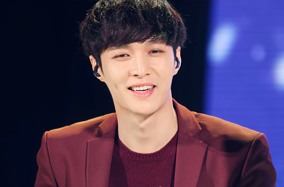 Sambut Natal, Lay EXO Jadi Pohon Cemara Ganteng dan Pose Ala Yoga