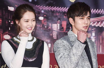 Hadiri Jumpa Pers 'Joseon Magician', Yoo Seung Ho Bisik-Bisik Mesra Bareng Go Ara