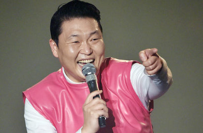Pakai Dada Palsu dan Hot Pants, PSY Cover 'Up & Down' EXID di Konser Solo