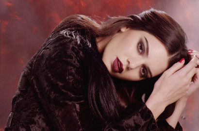 Menggodanya Kendall Jenner Berbalut Lingerie Seksi untuk Kalender Love
