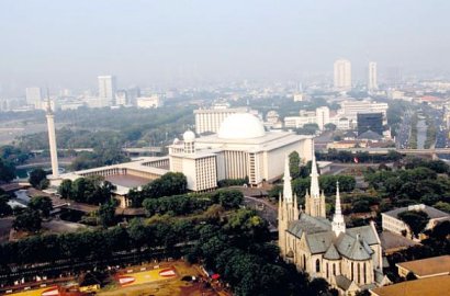 Perayaan Natal di Katedral dan Salat Jumat di Istiqlal Berlangsung Aman