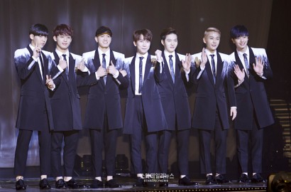 Disambut Pakai Kalung Bunga, BTOB Siap Rayakan Natal di Medan
