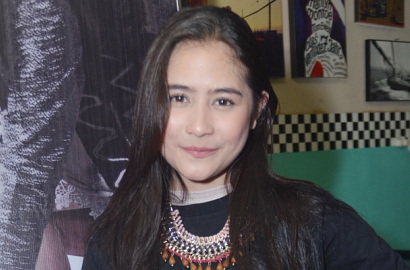 Dipandang 3 Cowok Ganteng, Prilly Latuconsina Tersipu di 'Surat Untukmu'