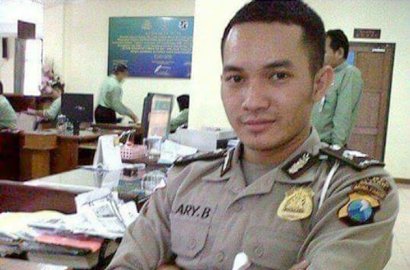 Pria Diduga Anggota Polisi Ini Hina Presiden di Medsos, Serius?