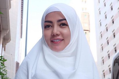 Sering Pamer Foto Saat Umroh, Bella Shofie Dikritik Habis-Habisan