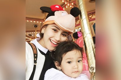 Serunya Acara Tiup Lilin Ulang Tahun Bilqis Anak Ayu Ting Ting di Disneyland