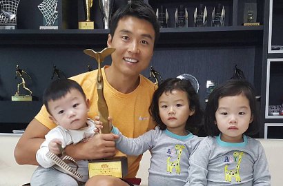 Imutnya Daebak Nyetir Mobil ke Lapangan Bola di 'Superman is Back'