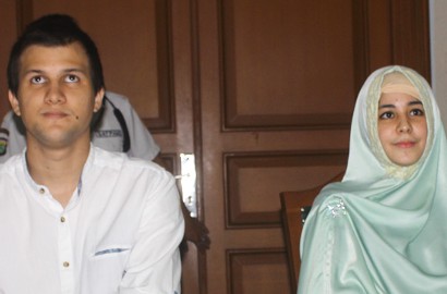 Risty Tagor Kesal Stuart Collin Ingin Rujuk dan Perlambat Perceraian