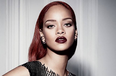 Pakai Dress Tanpa Bra di Pantai, Dada Rihanna 'Ngintip' Separuh