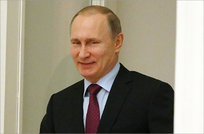 Terkenal Garang, Vladimir Putin Bisa Pose Imut Jadi Model Kalender 2016