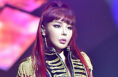 Pose Sama Ratusan Orang di Acara Amal, Fans Heboh Cari Park Bom 2NE1 di Foto Ini