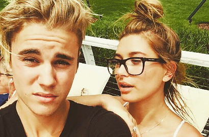 Berbikini Seksi, Hailey Baldwin Liburan dan Bersandar di Dada Justin Bieber