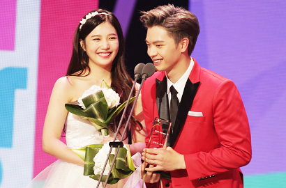 Kostum Ala 'Hunger Games' Sungjae-Joy di MBC Entertainment Awards 2015 Banjir Pujian
