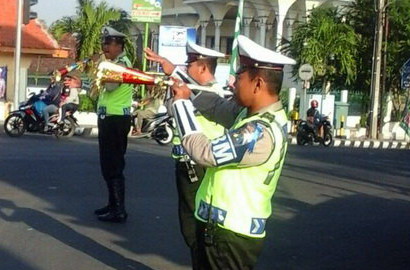 Unik, Polantas Kediri Atur Lalu Lintas Pakai Terompet di Malam Tahun Baru
