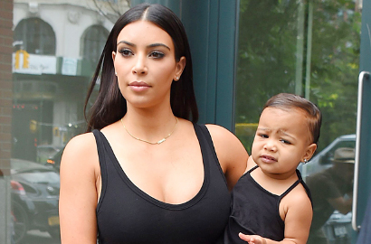 Kim Kardashian Dihujat Gara-Gara Pakaikan Mantel Bulu untuk North West