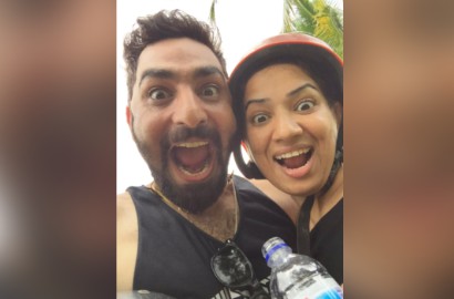 Liburan di Bali, Praneet Bhatt 'Mahabharata' Pose Konyol Bareng Istri