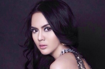 Jelang Tutup Tahun, Beredar Foto Anggita Sari 'Cium Mesra' Wanita Seksi