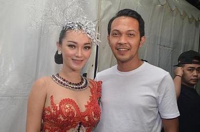 Zaskia Gotik Tahun Baruan Bareng Kekasih dan Keluarga
