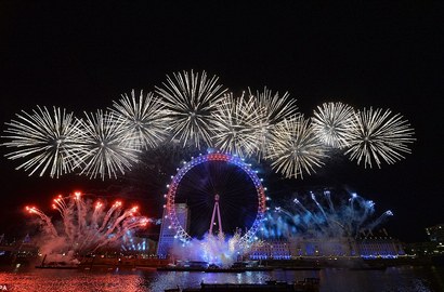 London Lepaskan 12.000 Kembang Api di Malam Tahun Baru 2016