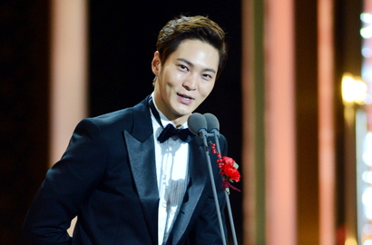 Tangis Joo Won Pecah Saat Terima Trofi Daesang di SBS Drama Awards 2015
