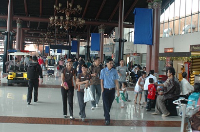 Sambut 2016, Bandara Sotta Berikan Kejutan untuk Turis Pertama