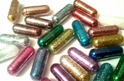 Pil Glitter Ini Bikin Kotoran Jadi Warna-Warni, Berani Coba?