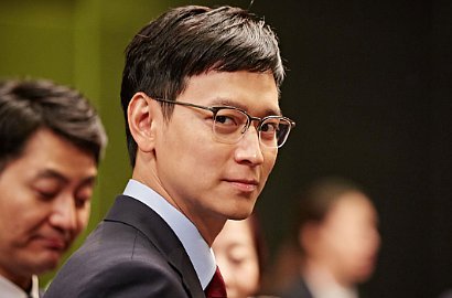 Jadi Penipu, Kang Dong Won Malah Sok Keren di Trailer 'A Violent Prosecutor'