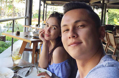 Foto 'Ciuman' Ussy Sulistiawaty dan Andhika Pratama di Bandara Tuai Kritik