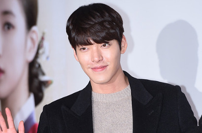 Makin Ganteng, Kim Woo Bin Berkharisma di Foto Iklan Samsonite Red
