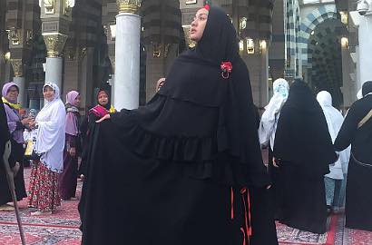 Ini Jawaban Vicky Shu Kala Dikritik Pakai Baju 'Wah' Saat Umroh