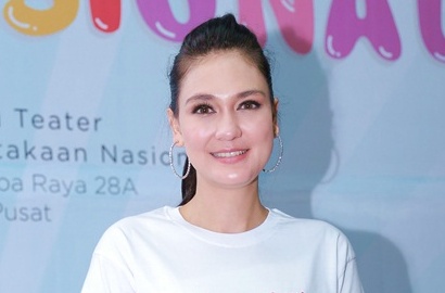 Luna Maya Bikin Heboh Foto Loncat dengan Rok Tersingkap