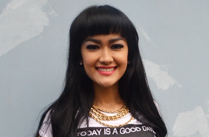 Pamer Foto Lekuk Tubuh Super Seksi, Julia Perez Jadi Bahan Kritikan