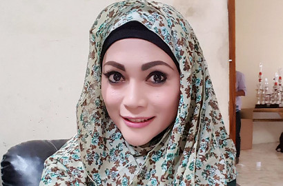 Kisruh Rumah Tangga Jadi Alasan Regina Istri Charly Tampil Berhijab?