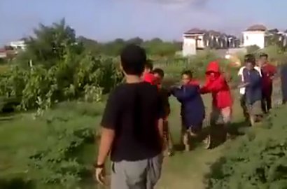 Kocak, Bocah Ini Ikut Terbang Bersama Layang-Layang yang Dipegangnya